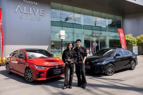 โตโยต้าส่งมอบ NEW YARIS ATIV HEV ให้กับพรีเซนเตอร์คู่ แอลลี่  อชิรญา และ โฟร์ท  ณัฐวรรธน์