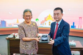 สมเด็จพระกนิษฐาธิราชเจ้า กรมสมเด็จพระเทพรัตนราชสุดาฯ สยามบรมราชกุมารีเสด็จพระราชดำเนินเยือน สำนักงานใหญ่ BYD ณ เมืองเซินเจิ้น สาธารณรัฐประชาชนจีน