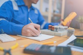 ช่างไฟกำลังทำการคำนวณโหลดไฟฟ้าสำหรับวงจรที่พักอาศัย