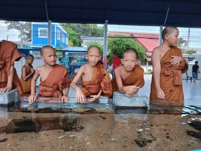 คณะพระภิกษุและสามเณร วัดโพธิญาณรังสี 