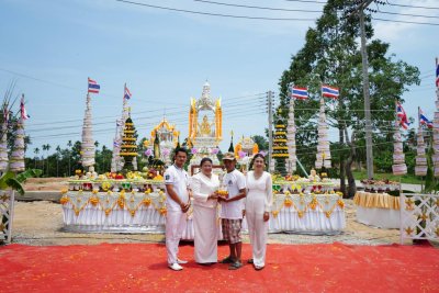 จันทบุรี : ชุดศาลพระพรหม ศาลพระภูมิ ศาลเจ้าที่ ติดกระจกเต็ม กระจกนอกพิเศษอย่างดี