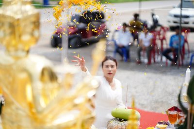 จันทบุรี : ชุดศาลพระพรหม ศาลพระภูมิ ศาลเจ้าที่ ติดกระจกเต็ม กระจกนอกพิเศษอย่างดี