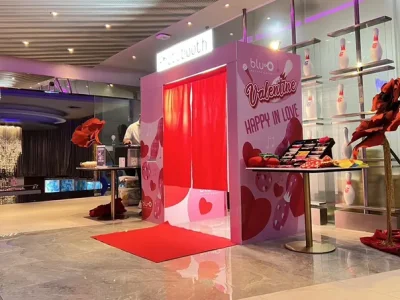 ตู้ Photo Booth แบบห้องปิด ธีมวาเลนไทน์ ที่ Blu-O Rhythm & Bowl – Rabbit Photobooth