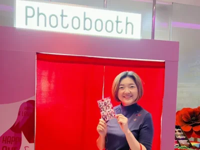 แขกถือรูปถ่ายแบบแถบจากตู้ Photo Booth งานวาเลนไทน์ – Rabbit Photobooth