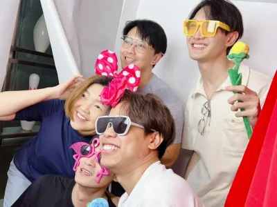 กลุ่มเพื่อนถ่ายรูปในตู้ Photo Booth พร้อมพร็อพแว่นตาและโบว์ – Rabbit Photobooth