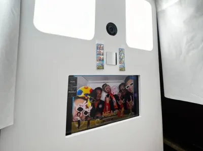 หน้าจอสัมผัสและกล้องภายในตู้ Photo Booth พร้อมตัวอย่างรูปถ่ายงาน MEA – Rabbit Photobooth