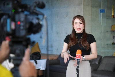 คุณเมเปิ้ล CEO เวลา Press Visit  ไชน่าทาวน์ ชะช่า