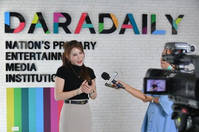 คุณเมเปิ้ล CEO เวลา Press Visit  ไชน่าทาวน์ ชะช่า