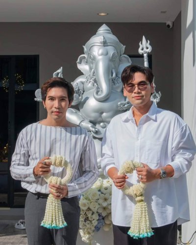 ครูก๊อง-บอสหมี ควงคู่ทำบุญเปิด EV9 TOWER