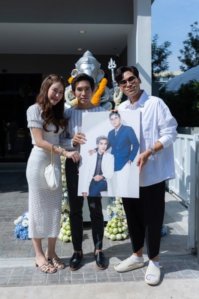 ครูก๊อง-บอสหมี ควงคู่ทำบุญเปิด EV9 TOWER