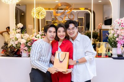 ครูก๊อง-บอสหมี ควงคู่ทำบุญเปิด EV9 TOWER