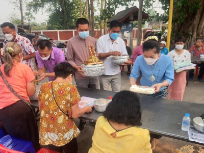 สรงน้ำพระและรดน้ำดำหัวผู้สูงอายุในเขตเทศบาลตำบลท่าเชียงทอง ทั้ง 4 หมู่บ้าน ช่วงเช้า บ้านสันมะโก