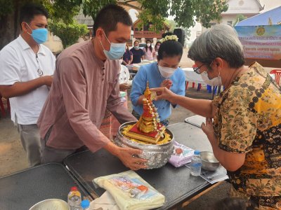 สรงน้ำพระและรดน้ำดำหัวผู้สูงอายุในเขตเทศบาลตำบลท่าเชียงทอง ทั้ง 4 หมู่บ้าน ช่วงเช้า บ้านสันมะโก