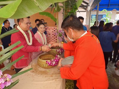 รดน้ำดำหัวรองผู้ว่าราชการจังหวัดลำพูน  ปลัดจังหวัดลำพูน  และนายอำเภอเมืองลำพูน  เพื่อขอพรเนื่องในโอกาสเทศกาลสงกรานต์ และปีใหม่ไทย ประจำปี 2566