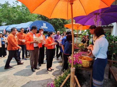 รดน้ำดำหัวรองผู้ว่าราชการจังหวัดลำพูน  ปลัดจังหวัดลำพูน  และนายอำเภอเมืองลำพูน  เพื่อขอพรเนื่องในโอกาสเทศกาลสงกรานต์ และปีใหม่ไทย ประจำปี 2566