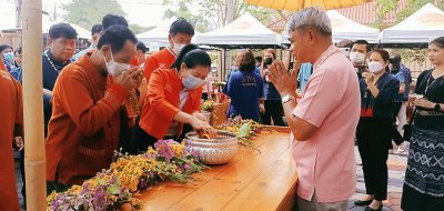 รดน้ำดำหัวรองผู้ว่าราชการจังหวัดลำพูน  ปลัดจังหวัดลำพูน  และนายอำเภอเมืองลำพูน  เพื่อขอพรเนื่องในโอกาสเทศกาลสงกรานต์ และปีใหม่ไทย ประจำปี 2566