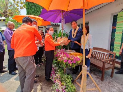 รดน้ำดำหัวรองผู้ว่าราชการจังหวัดลำพูน  ปลัดจังหวัดลำพูน  และนายอำเภอเมืองลำพูน  เพื่อขอพรเนื่องในโอกาสเทศกาลสงกรานต์ และปีใหม่ไทย ประจำปี 2566