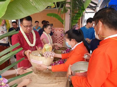 รดน้ำดำหัวรองผู้ว่าราชการจังหวัดลำพูน  ปลัดจังหวัดลำพูน  และนายอำเภอเมืองลำพูน  เพื่อขอพรเนื่องในโอกาสเทศกาลสงกรานต์ และปีใหม่ไทย ประจำปี 2566