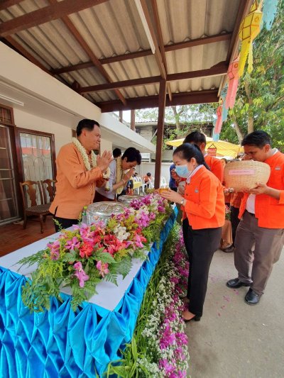 รดน้ำดำหัวรองผู้ว่าราชการจังหวัดลำพูน  ปลัดจังหวัดลำพูน  และนายอำเภอเมืองลำพูน  เพื่อขอพรเนื่องในโอกาสเทศกาลสงกรานต์ และปีใหม่ไทย ประจำปี 2566