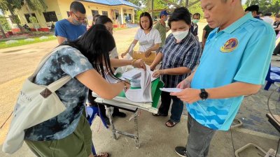 ส่งวัสดุอุปกรณ์การเลือกตั้งให้แก่เจ้าพนักงานผู้ดำเนินการเลือกตั้ง เขตเลือกตั้งที่ 1 และเขตเลือกตั้งที่ 2