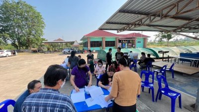 ส่งวัสดุอุปกรณ์การเลือกตั้งให้แก่เจ้าพนักงานผู้ดำเนินการเลือกตั้ง เขตเลือกตั้งที่ 1 และเขตเลือกตั้งที่ 2