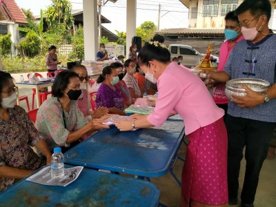 สรงน้ำพระและรดน้ำดำหัวผู้สูงอายุในเขตเทศบาลตำบลท่าเชียงทอง ทั้ง 4 หมู่บ้าน ช่วงบ่าย บ้านสันมะกรูด 