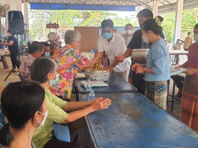 สรงน้ำพระและรดน้ำดำหัวผู้สูงอายุในเขตเทศบาลตำบลท่าเชียงทอง ทั้ง 4 หมู่บ้าน ช่วงบ่าย บ้านป่าซางน้อย