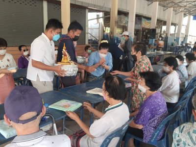 สรงน้ำพระและรดน้ำดำหัวผู้สูงอายุในเขตเทศบาลตำบลท่าเชียงทอง ทั้ง 4 หมู่บ้าน ช่วงบ่าย บ้านป่าซางน้อย