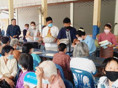 สรงน้ำพระและรดน้ำดำหัวผู้สูงอายุในเขตเทศบาลตำบลท่าเชียงทอง ทั้ง 4 หมู่บ้าน ช่วงบ่าย บ้านป่าซางน้อย