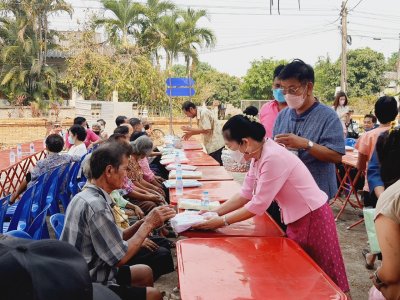 รดน้ำดำหัวผู้สูงอายุ เนื่องในประเพณีสงกรานต์ ประจำปี 2566