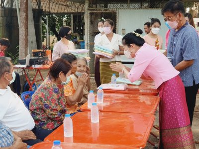 รดน้ำดำหัวผู้สูงอายุ เนื่องในประเพณีสงกรานต์ ประจำปี 2566