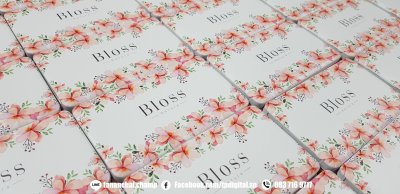 รับสกรีนโลโก้ลงบนพาวเวอร์แบงค์สีขาว ลาย Bloss Natura