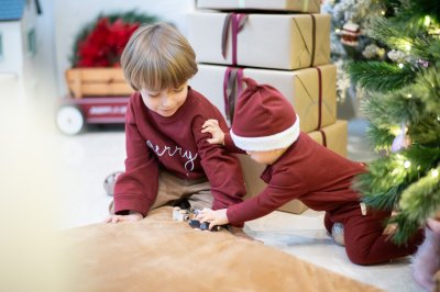 Onesie with beanie hat - Red (Name Personalization)