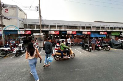 Hanging Banner ตลาดสด | Market OOH Media | Small Size Big Impact