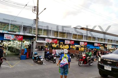 Hanging Banner ตลาดสด | Market OOH Media | Small Size Big Impact