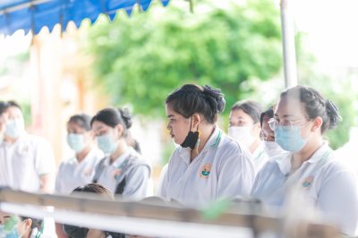 กิจกรรมเข้าวัดแกะเทียนประเพณีแห่เทียนเข้าพรรษา นักเรียนพนักงานผู้ช่วยพยาบาล รุ่นที่ 43 ณ วัดศรีประดู่ จังหวัดอุบลราชธานี