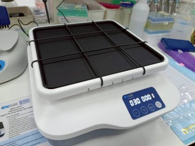 (BSH1001-E) Dry Bath Heat Blocks by Benchmark, (BL-15) Blue LED Transilluminator by Labgic, (SK-O180-S) LED digital Orbital Shake by Onilab