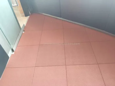 ติดตั้งกระดานลื่นและพื้นยาง EPDM ภายใน McDonald's พาซีโอ สุขาภิบาล 3