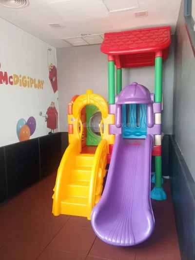 ติดตั้งกระดานลื่นและพื้นยาง EPDM ภายใน McDonald's พาซีโอ สุขาภิบาล 3