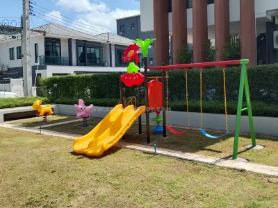 ติดตั้งเครื่องเล่นสนามและโยกเยกสปริง ภายในโครงการ VERZO ท่าช้าง – จันทบุรี
