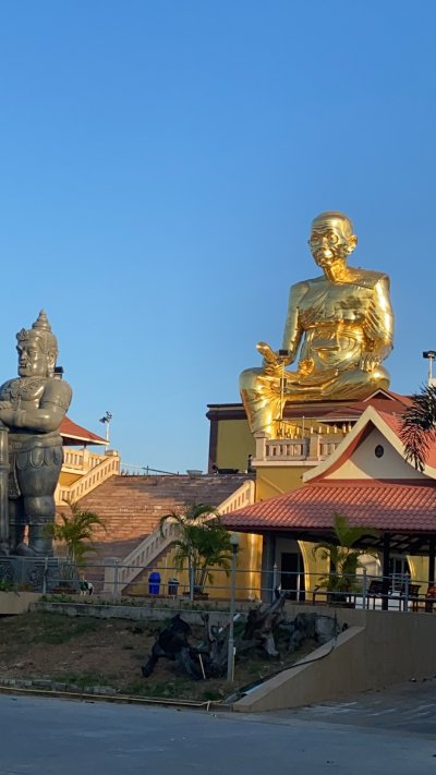 กิจกรรมจุดเทียนปีใหม่ที่วัดหลวงพ่อคูณ