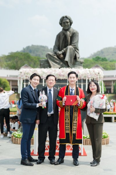 The atmosphere of a doctoral graduation ceremony