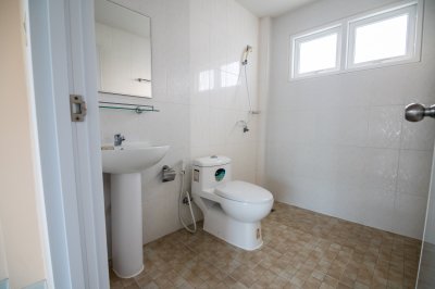 ห้องน้ำในห้องนอนใหญ่ บ้านเดี่ยว 2 ชั้น หมู่บ้านอุไรสิริ สุวินทวงศ์-วัดต้นตาล บ้านเดี่ยว ฉะเชิงเทรา