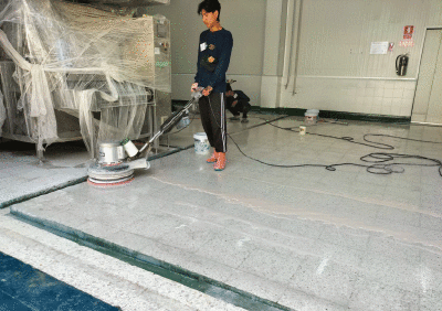 งานปูกระเบื้องพื้นหินขัด ไลน์ผลิต ห้องย่าง
