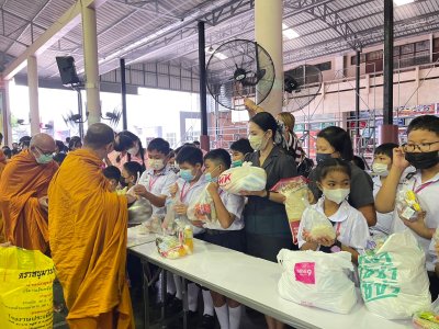 กิจกรรมทำบุญ ตักบาตร ข้าวสาร อาหารแห้ง และฟังธรรม เนื่องในวันอาสาฬหบูชาและวันเข้าพรรษา