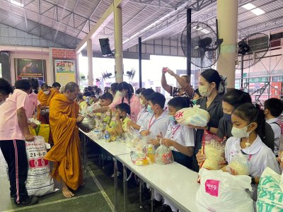 กิจกรรมทำบุญ ตักบาตร ข้าวสาร อาหารแห้ง และฟังธรรม เนื่องในวันอาสาฬหบูชาและวันเข้าพรรษา