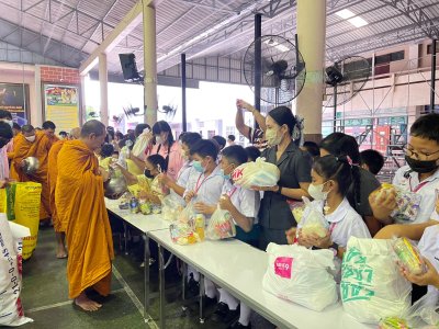 กิจกรรมทำบุญ ตักบาตร ข้าวสาร อาหารแห้ง และฟังธรรม เนื่องในวันอาสาฬหบูชาและวันเข้าพรรษา