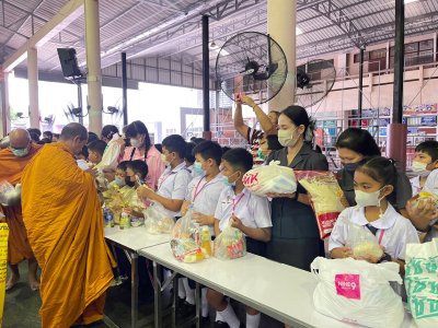 กิจกรรมทำบุญ ตักบาตร ข้าวสาร อาหารแห้ง และฟังธรรม เนื่องในวันอาสาฬหบูชาและวันเข้าพรรษา