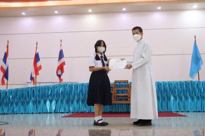 นักเรียนรับเกียรติบัตร วันภาษาไทย