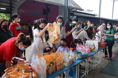 กิจกรรมทำบุญ ตักบาตร ข้าวสาร อาหารแห้ง และฟังธรรม เนื่องในวันอาสาฬหบูชาและวันเข้าพรรษา